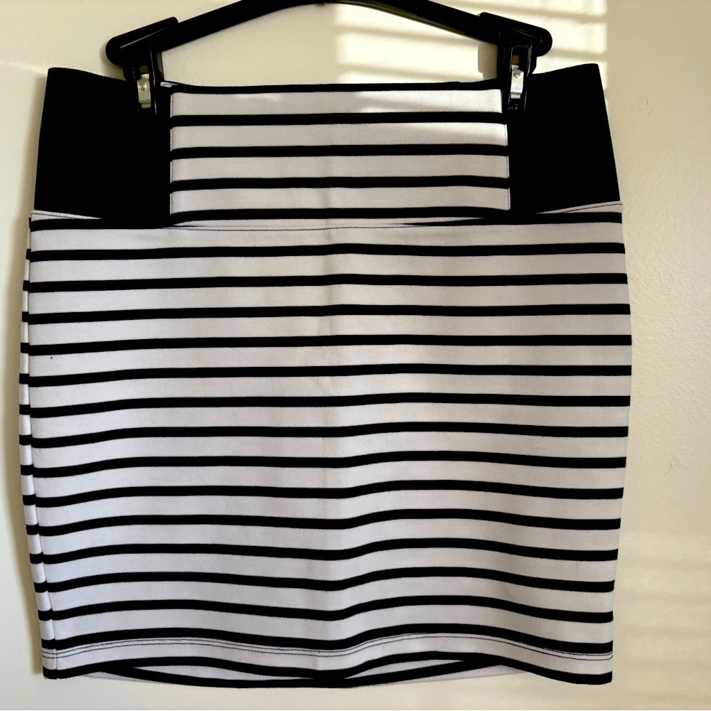 NWOT Charlotte Russe Navy Blue and White Knit Strip Mini Skirt Sz M Back zipper.